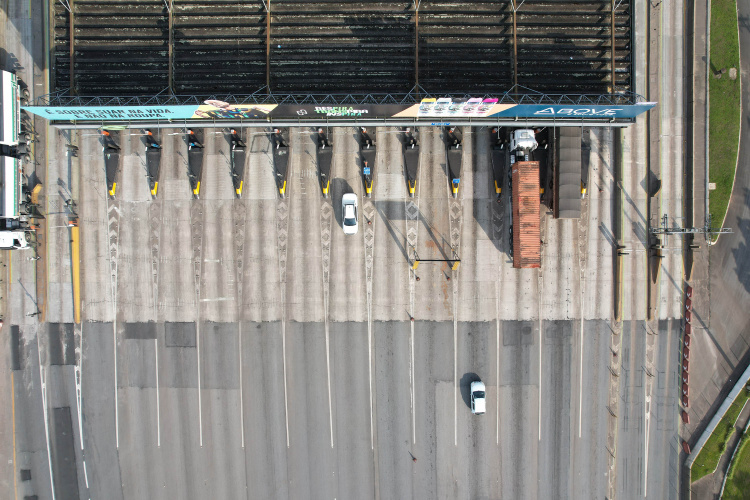 O Departamento de Estradas de Rodagem do Paraná (DER/PR) está ingressando na Justiça Federal com pedido de liminar em Ação Civil Pública para obrigar as concessionárias de pedágio do anel de integração a implantar a canalização do tráfego e reforço de sinalização nas praças de pedágio, a fim de garantir a transposição livre e segura dos usuários, com o encerramento dos contratos. - Curitiba, 22/11/2021 - Foto: Rodrigo Félix Leal/SEIL