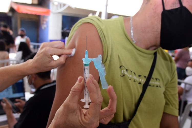 Paraná e ministérios do Brasil e Paraguai promovem testagem e vacinação na fronteira