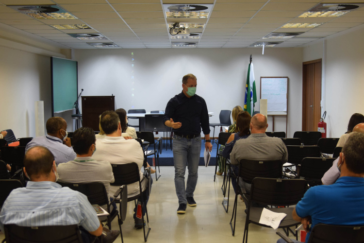 O secretário de Estado da Saúde, Beto Preto, reuniu as 22 Regionais nesta segunda-feira (22) para alinhar novas ações da pasta, de maneira descentralizada. Cada uma das regionais foi representada pelo diretor ou servidor responsável para expor dificuldades e dúvidas nos mais diversos assuntos relacionados ao futuro da Saúde do Estado. - Curitiba, 22/11/2021 - Foto: Américo Antonio/SESA