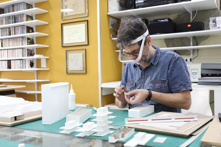 O Museu Oscar Niemeyer (MON) realiza uma série de encontros com o tema arquitetura. Nesta sexta-feira (26/11), às 19h, acontecerá o primeiro, no qual estarão presentes o arquiteto e pesquisador Sérgio Moacir Marques (PROPAR-UFRGS) e a arquiteta e professora Paula Zasnicoff Cardoso (Arquitetos Associados / UNI-BH / Ibmec), com mediação do arquiteto e professor Rodrigo Sartori Jabur (UFPR). - Curitiba, 25/11/2021.