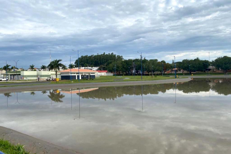 O secretário do Desenvolvimento Sustentável e do Turismo, Márcio Nunes, participou nesta quinta-feira (25) do plantio de mudas de árvores nativas no Parque Urbano de Maria Helena, no Noroeste do Estrado. O parque está com 77% de obras. -  Curitiba, 25/11/2021 - Foto: Alessandro Vieira/SEDEST