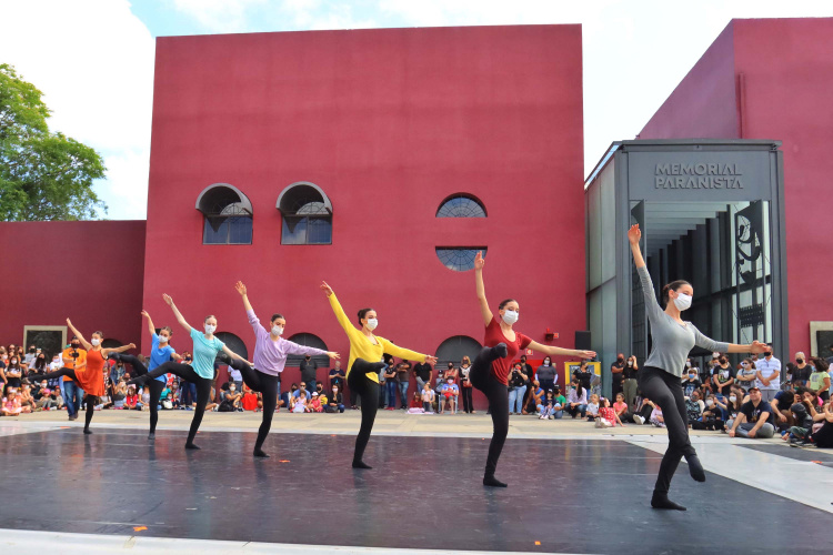 Escola de Dança Teatro Guaíra emociona o público no Parque São Lourenço. Foto: José Fernando Ogura/AEN
