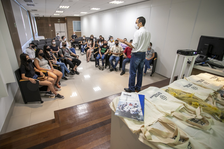 A Portos do Paraná, em parceria com o Serviço Nacional de Aprendizagem Comercial (Senac), entregou nesta sexta-feira (26) os certificados aos 35 jovens da Ilha dos Valadares que participaram dos cursos de Comunicação e Atendimento e Introdução à Maquiagem. - Paranaguá, 26/11/2021 - Foto: Claudio Neves/Portos do Paraná
