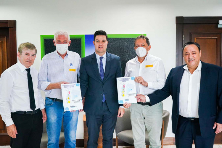 O relatório dos projetos e ações prioritárias que vão nortear todo o programa foi entregue nesta segunda-feira (29) pelos prefeitos de Guaíra, Gileade Osti, e de Foz do Iguaçu, Chico Brasileiro, ao chefe da Casa Civil do Governo do Paraná, Guto Silva.   Foto: Guilherme Flores/Casa Civil