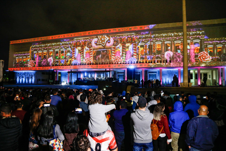 Primeira apresentação do Natal no Palácio Iguaçu é um espetáculo de fogos, luzes e música