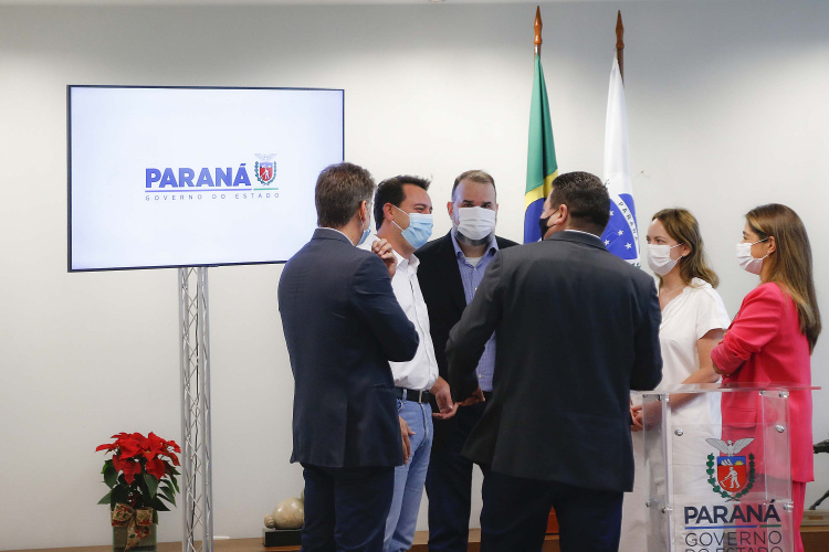 Para incentivar o intercâmbio educativo e cultural entre Estado e municípios da região Oeste, o governador Carlos Massa Ratinho Junior autorizou nesta terça-feira (23), em reunião no Palácio Iguaçu, o desenvolvimento de exposição com obras itinerantes do Acervo do Museu Oscar Niemeyer (MON), sediado em Curitiba, no Teatro Municipal de Cascavel.  Foto: Jonathan Campos/AEN