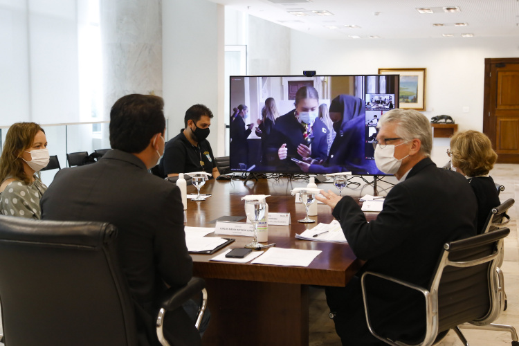 Paraná é reconhecido em grupo mundial da cadeia produtiva do fio de seda