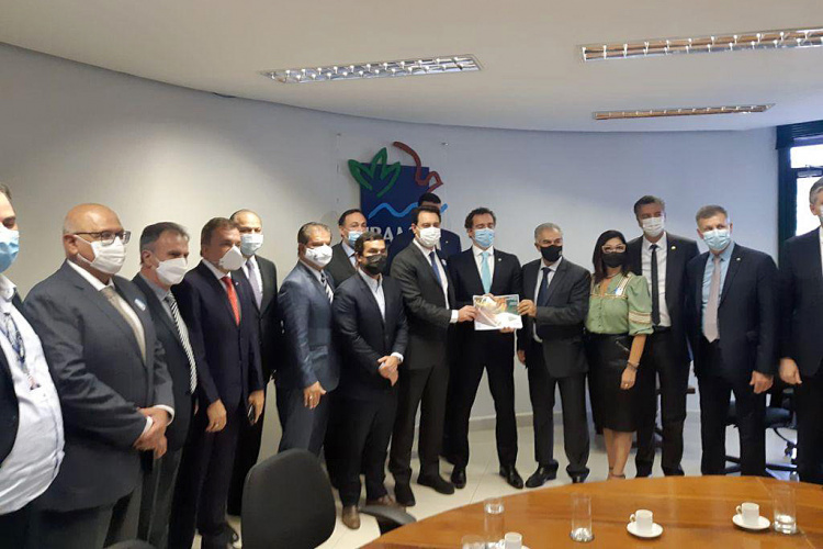 O governador Carlos Massa Ratinho Junior entregou nesta quarta-feira (24), ao presidente do Instituto Brasileiro do Meio Ambiente e dos Recursos Naturais Renováveis (Ibama), Eduardo Bin, o Relatório de Impacto Ambiental (RIMA) do projeto da Nova Ferroeste. Ele e o governador do Mato Grosso do Sul, Reinaldo Azambuja, se reuniram com técnicos do órgão ambiental em Brasília para tratar do empreendimento. - Curitiba, 24/11/2021 - Foto: IBAMA