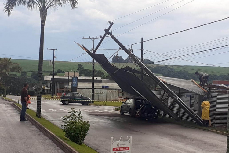 Equipes da Copel trabalham na recomposição de rede elétrica após temporal - Curitiba, 26/11/2021 - Foto: Copel