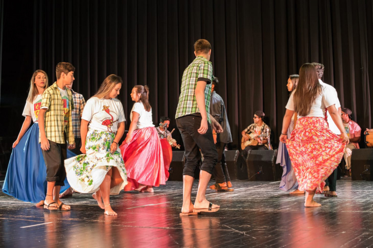 Patrimônio Imaterial do Brasil, a dança típica da cultura caiçara de Guaraqueçaba, denominada Fandango, tem sua primeira apresentação em Morretes neste sábado (27), pelo Grupo Fandanguará. A apresentação fez parte da 1ª Feira de Integração promovida pela Invest Paraná através do programa Vocações Regionais Sustentáveis (VRS). - Antonina, 26/11/2021 - Foto: Grupo Fandanguará
