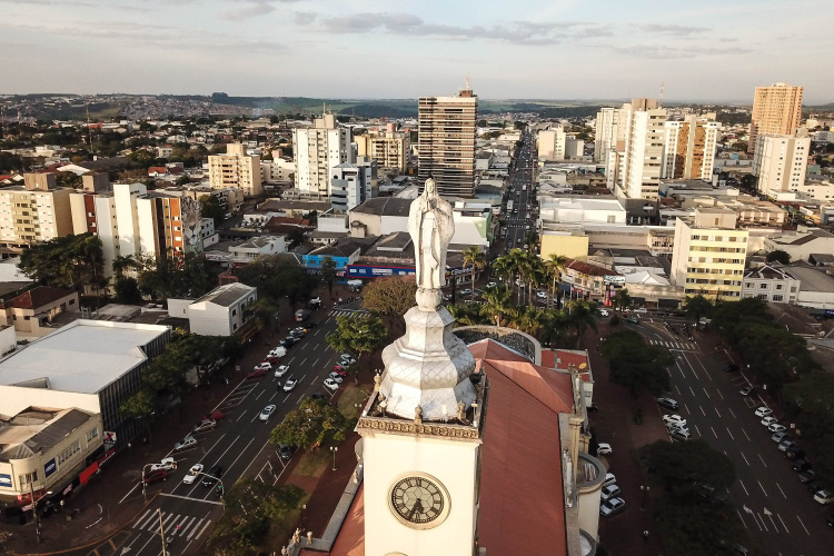 Temperaturas elevadas e alto consumo de água geram alerta para 10 cidades