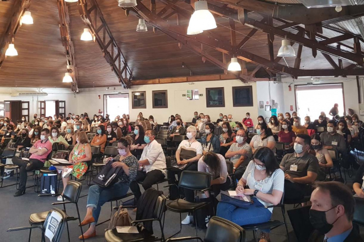 O curso de atualização em Boas Práticas para o Controle Sanitário em Serviços de Diálise é multiprofissional e conta com palestrantes de diferentes áreas de formação como enfermeiros, médicos, arquitetos, engenheiros, farmacêuticos, entre outros.