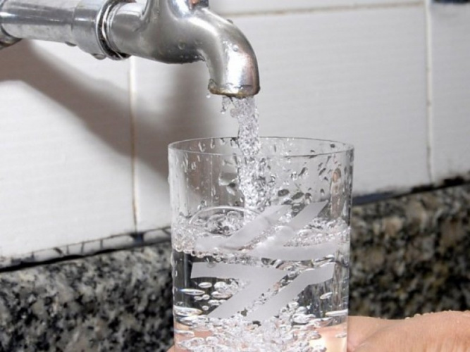 copo sendo enchido de água