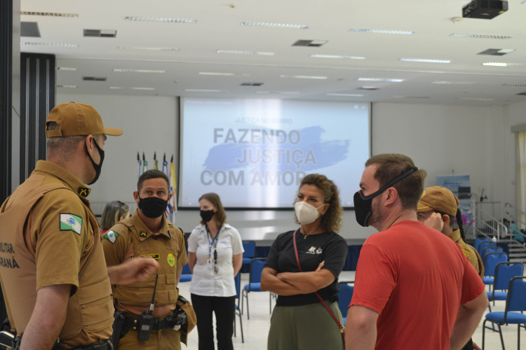 policiais conversam em evento