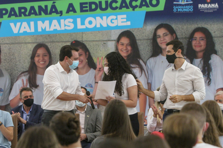 Governador do Paraná, Carlos Massa Ratinho Junior e o Secretario da Educação, Renato Feder participam do projeto Ganhando o Mundo.