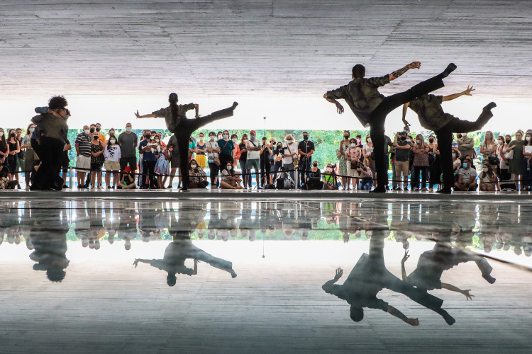 Os grupos de dança do Centro Cultural Teatro Guaíra – Balé Guaíra, G2 e Escola de Dança – se apresentam neste sábado (04), no vão livre do Museu Oscar Niemeyer (MON).