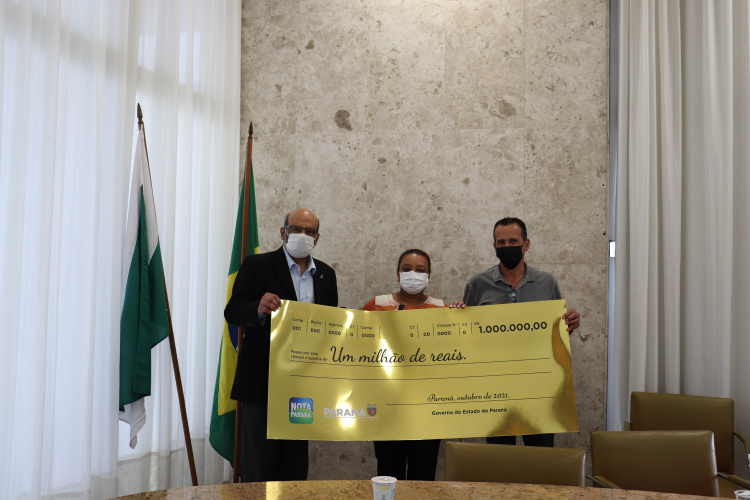 Fazenda entrega prêmio máximo do Nota Paraná para aposentada de Curitiba