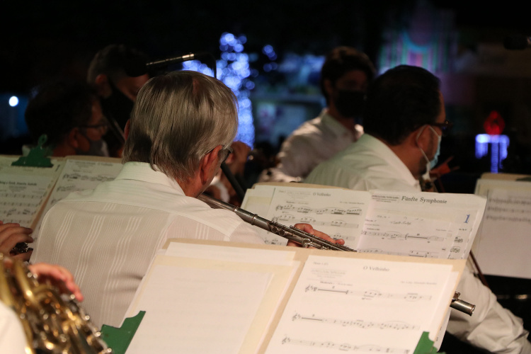 Orquestra Sinfônica do Paraná encanta na Praça Central de Guaratuba com música e espírito natalino