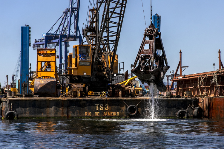 Etapa de detonação da derrocagem do canal de acesso do Porto de Paranaguá é concluída