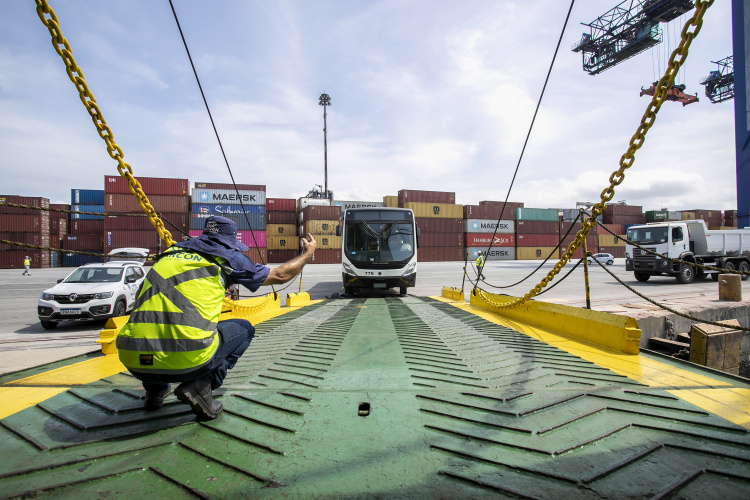 Em grande operação, Porto de Paranaguá embarca 154 ônibus para a Costa do Marfim