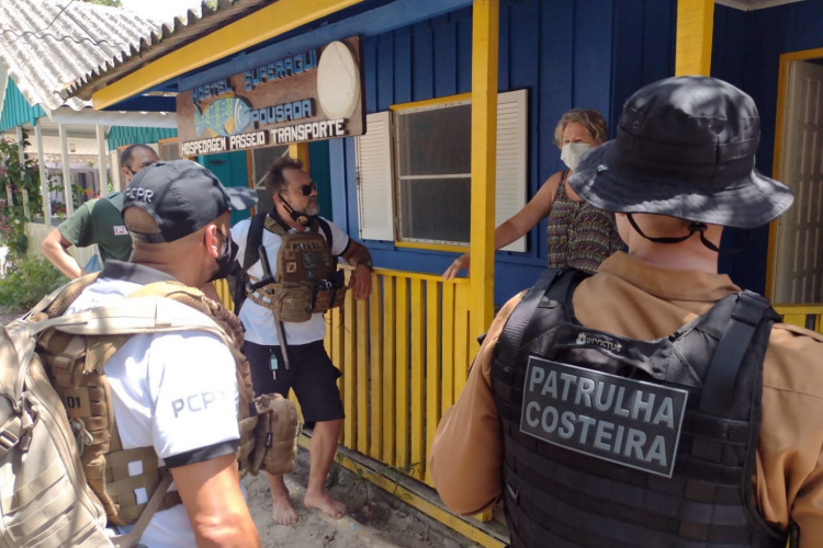 Turistas e moradores da Ilha de Superagui recebem orientações das Polícias Militar e Civil