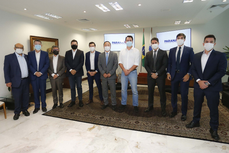 O governador Carlos Massa Ratinho Junior se reuniu nesta segunda-feira (24) com a diretoria do Terminal de Contêineres de Paranaguá (TCP) para apresentar os projetos em andamento do Governo do Estado para ampliar e modernizar a estrutura de exportações pelo Porto de Paranaguá.