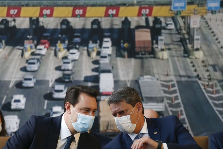 O governador Carlos Massa Ratinho Junior e o ministro da Infraestrutura, Tarcísio Gomes de Freitas, apresentam, os detalhes da nova concessão de 3,3 mil quilômetros de rodovias do Paraná. Foto: Jonathan Campos/AEN