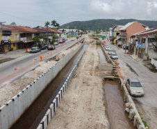 obra de duplicação da Avenida Juscelino Kubitschek (PR-412).   -   13/10/2021 - Foto: Geraldo Bubniak/AEN