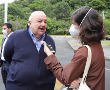 O governador Carlos Massa Ratinho Junior entrrega  nesta quinta-feira (11),  veículos da Estratégia da Saúde da Família no Parque Barigui em Curitiba. Na foto o prefeito de Curitiba, Rafael Greca.   - 11/11/2021 - Foto: Geraldo Bubniak/AEN