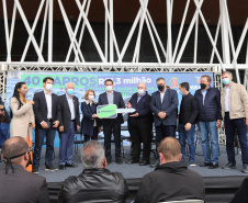 O governador Carlos Massa Ratinho Junior entrrega  nesta quinta-feira (11),  veículos da Estratégia da Saúde da Família no Parque Barigui em Curitiba.   - 11/11/2021