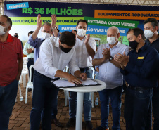 O governador Carlos Massa Ratinho Junior esteve nesta sexta-feira (19) no município de Ivaiporã e confirmou o repasse de R$ 36,1 milhões para obras de infraestrutura urbana e rodoviária. Foto: Ari Dias/AEN