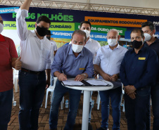 O governador Carlos Massa Ratinho Junior esteve nesta sexta-feira (19) no município de Ivaiporã e confirmou o repasse de R$ 36,1 milhões para obras de infraestrutura urbana e rodoviária. Foto: Ari Dias/AEN