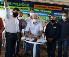 O governador Carlos Massa Ratinho Junior esteve nesta sexta-feira (19) no município de Ivaiporã e confirmou o repasse de R$ 36,1 milhões para obras de infraestrutura urbana e rodoviária. Foto: Ari Dias/AEN