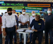 O governador Carlos Massa Ratinho Junior esteve nesta sexta-feira (19) no município de Ivaiporã e confirmou o repasse de R$ 36,1 milhões para obras de infraestrutura urbana e rodoviária. Foto: Ari Dias/AEN