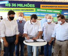 O governador Carlos Massa Ratinho Junior esteve nesta sexta-feira (19) no município de Ivaiporã e confirmou o repasse de R$ 36,1 milhões para obras de infraestrutura urbana e rodoviária. Foto: Ari Dias/AEN