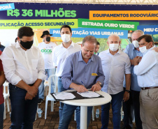 O governador Carlos Massa Ratinho Junior esteve nesta sexta-feira (19) no município de Ivaiporã e confirmou o repasse de R$ 36,1 milhões para obras de infraestrutura urbana e rodoviária. Foto: Ari Dias/AEN