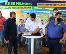 O governador Carlos Massa Ratinho Junior esteve nesta sexta-feira (19) no município de Ivaiporã e confirmou o repasse de R$ 36,1 milhões para obras de infraestrutura urbana e rodoviária. Foto: Ari Dias/AEN