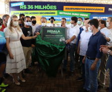 O governador Carlos Massa Ratinho Junior esteve nesta sexta-feira (19) no município de Ivaiporã e confirmou o repasse de R$ 36,1 milhões para obras de infraestrutura urbana e rodoviária. Foto: Ari Dias/AEN