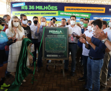 O governador Carlos Massa Ratinho Junior esteve nesta sexta-feira (19) no município de Ivaiporã e confirmou o repasse de R$ 36,1 milhões para obras de infraestrutura urbana e rodoviária. Foto: Ari Dias/AEN