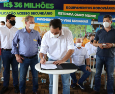 O governador Carlos Massa Ratinho Junior esteve nesta sexta-feira (19) no município de Ivaiporã e confirmou o repasse de R$ 36,1 milhões para obras de infraestrutura urbana e rodoviária. Foto: Ari Dias/AEN