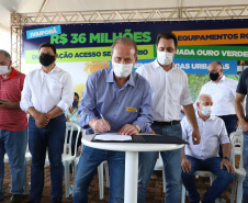 O governador Carlos Massa Ratinho Junior esteve nesta sexta-feira (19) no município de Ivaiporã e confirmou o repasse de R$ 36,1 milhões para obras de infraestrutura urbana e rodoviária. Foto: Ari Dias/AEN