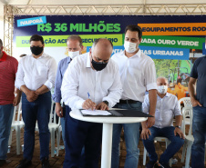 O governador Carlos Massa Ratinho Junior esteve nesta sexta-feira (19) no município de Ivaiporã e confirmou o repasse de R$ 36,1 milhões para obras de infraestrutura urbana e rodoviária. Foto: Ari Dias/AEN