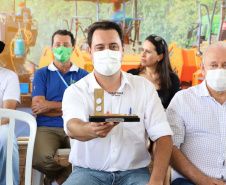 O governador Carlos Massa Ratinho Junior esteve nesta sexta-feira (19) no município de Ivaiporã e confirmou o repasse de R$ 36,1 milhões para obras de infraestrutura urbana e rodoviária. Foto: Ari Dias/AEN
