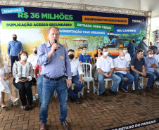 O governador Carlos Massa Ratinho Junior esteve nesta sexta-feira (19) no município de Ivaiporã e confirmou o repasse de R$ 36,1 milhões para obras de infraestrutura urbana e rodoviária. Foto: Ari Dias/AEN