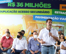 O governador Carlos Massa Ratinho Junior esteve nesta sexta-feira (19) no município de Ivaiporã e confirmou o repasse de R$ 36,1 milhões para obras de infraestrutura urbana e rodoviária. Foto: Ari Dias/AEN