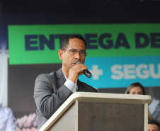 O governador Carlos Massa Ratinho Junior e o Secretário da Segurança Pública, Romulo Marinho Soares, entregam nesta sexta-feira (19), à Polícia Militar do Paraná 155 novas motocicletas, modelo BMW, que incluem capacetes, EPIs e rádios comunicadores, no Parque Estadual Vila Velha, em Ponta Grossa.19/11/2021 - Foto: Jonathan Campos