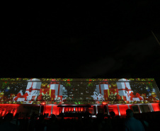 Natal Palácio Iguaçu continua a encantar com apresentações de música e luzes neste sábado