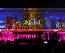 Natal Palácio Iguaçu continua a encantar com apresentações de música e luzes neste sábado
