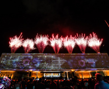 Natal Palácio Iguaçu continua a encantar com apresentações de música e luzes neste sábado