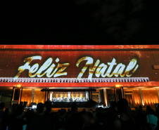 Natal Palácio Iguaçu continua a encantar com apresentações de música e luzes neste sábado